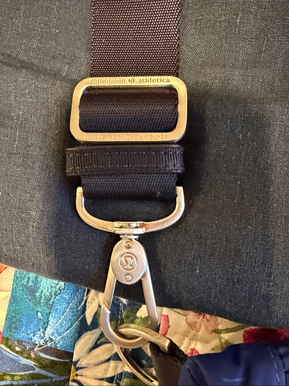Lululemon festival bag, shadow warp sapphire blue with back strap, EUC! - Picture 10 of 13